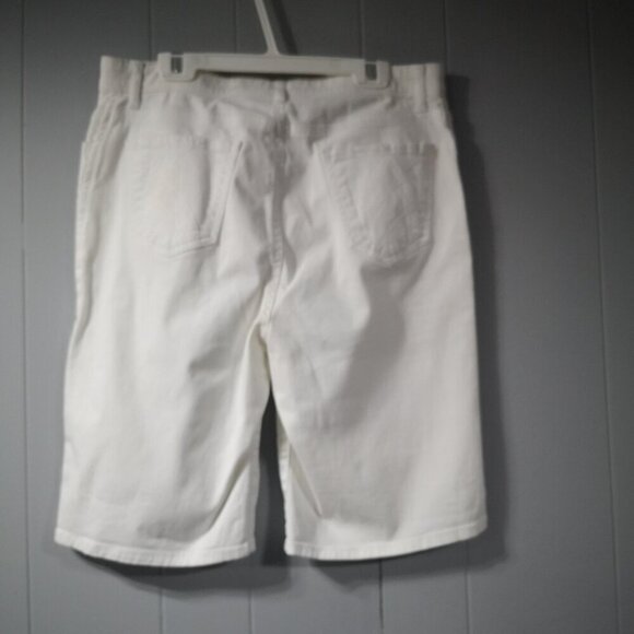 Gloria Vanderbilt Ladies Bermuda Style Size 12 White Shorts - Picture 2 of 10